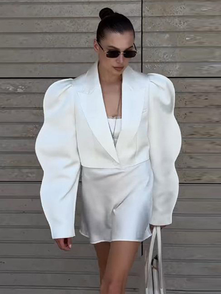 Damen Skulpturaler Cropped-Blazer mit dramatischen Ballonärmeln Shop Nory