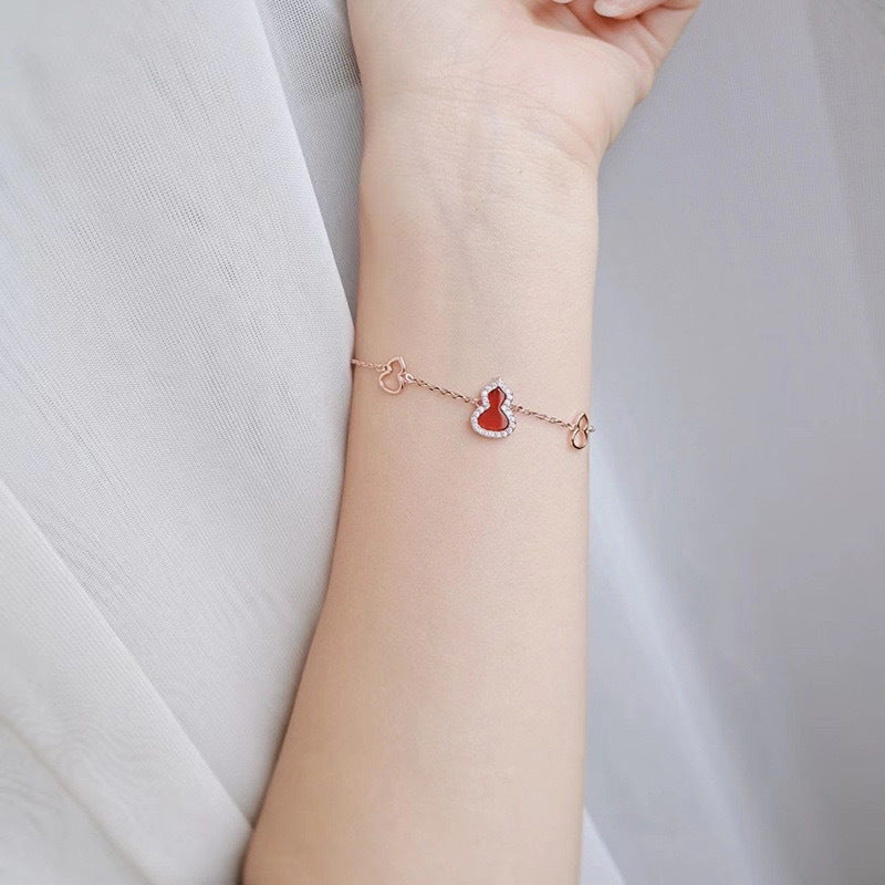 Damen Armband mit herzförmigem Anhänger und funkelnden Kristallen Shop Nory