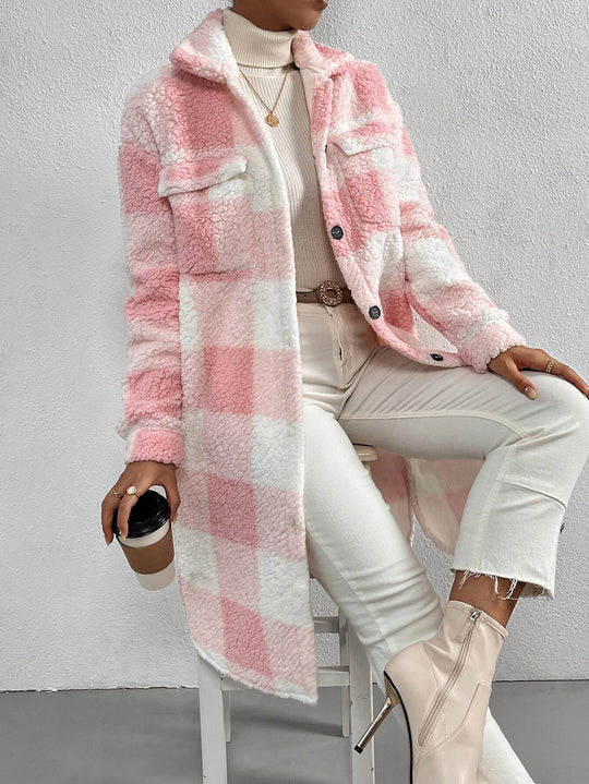 Damen nan langer Teddy-Karo-Mantel mit Hemdkragen, aufgesetzten Brusttaschen und Knopfleiste Shop Nory