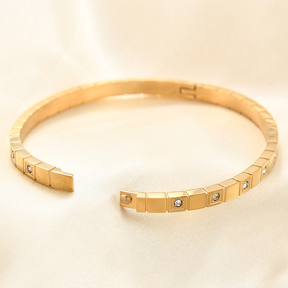Damen Armreif mit quadratischem Design und funkelnden Zirkonia Shop Nory