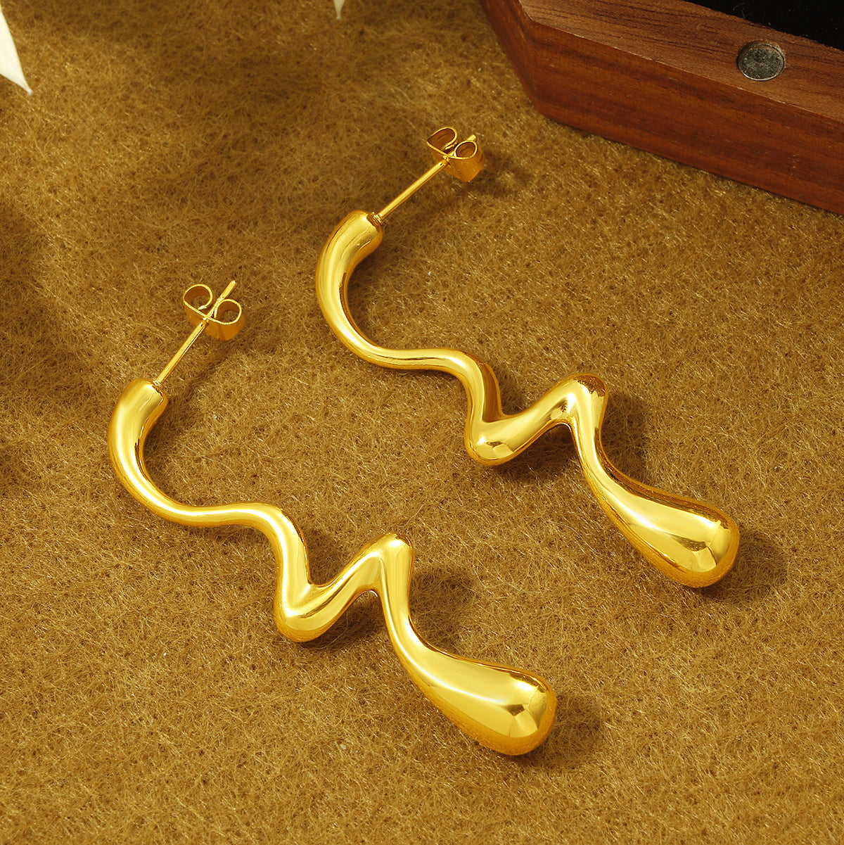 Damen moderne und geschwungene Ohrstecker Shop Nory