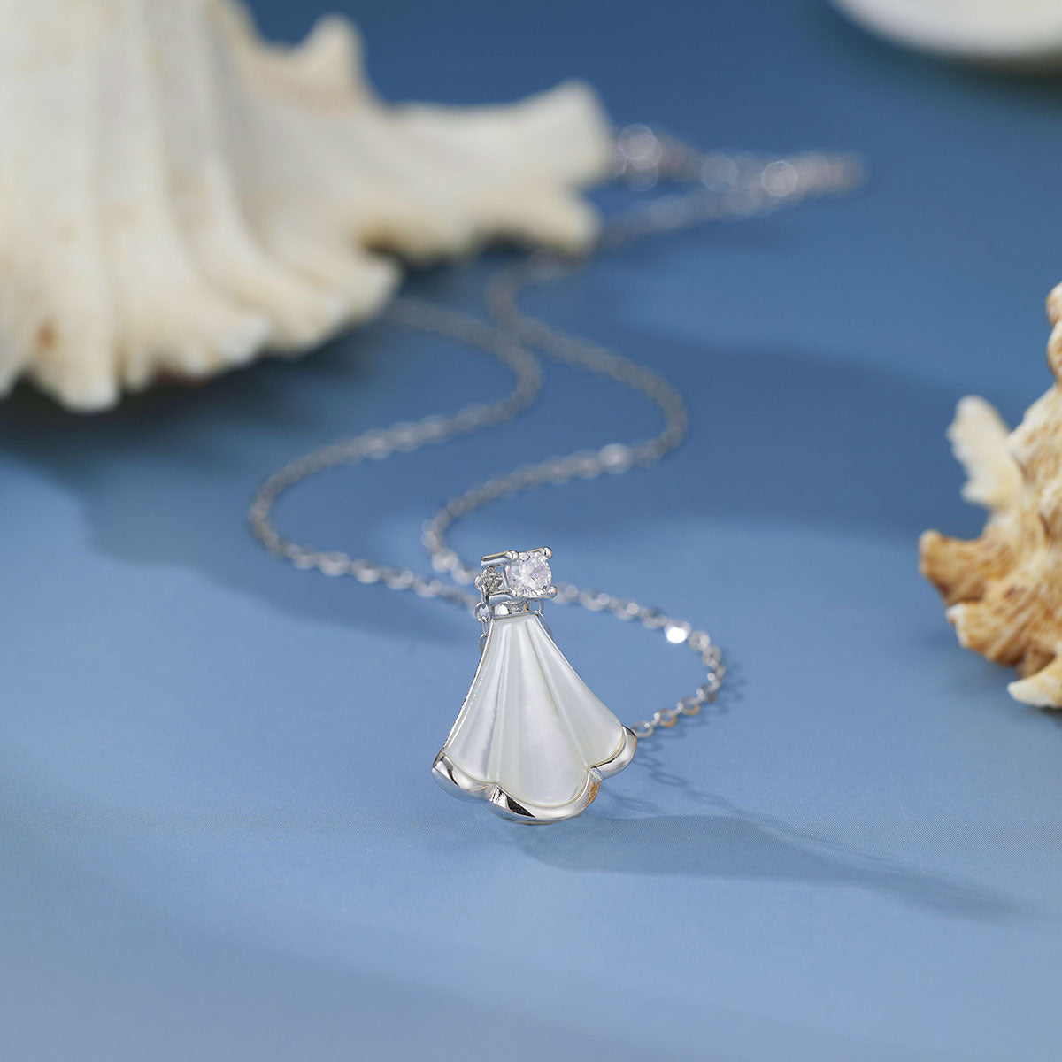 Damen elegante Halskette mit Muschel-Anhänger und funkelndem Zirkonia Shop Nory