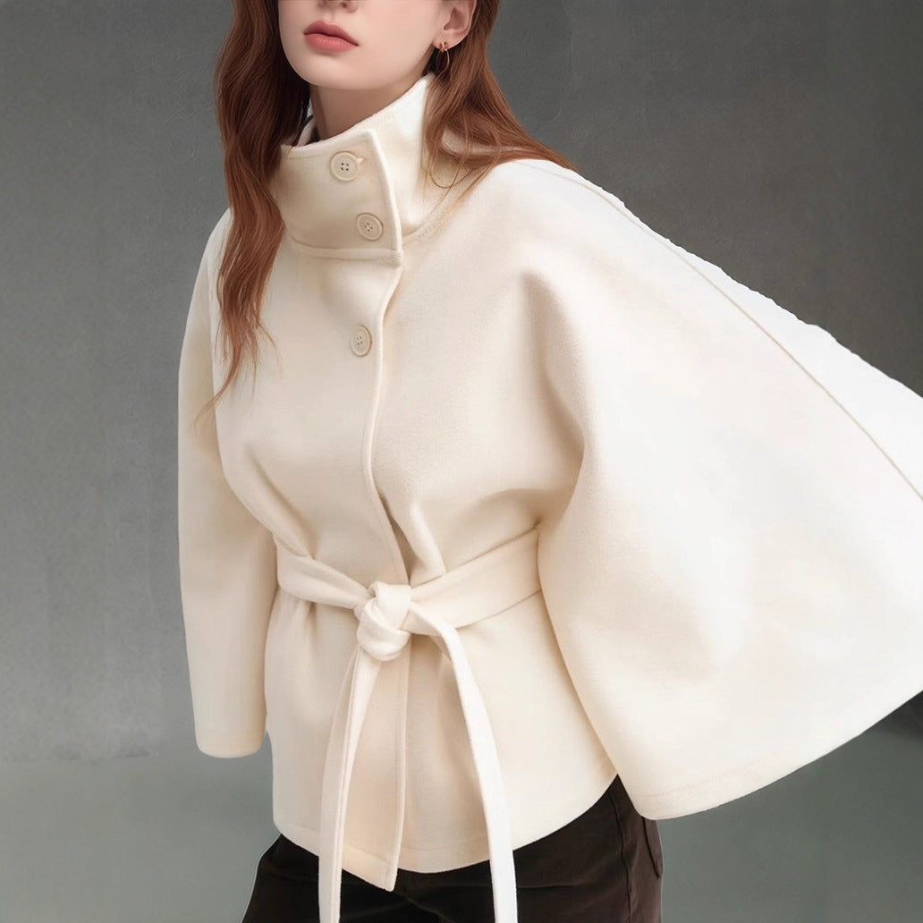 Damen Kurzcape-Jacke mit hohem Stehkragen, Bindegürtel und kastiger Silhouette Shop Nory