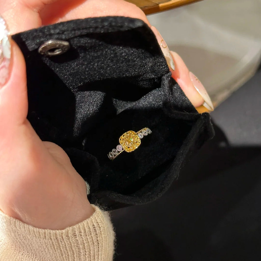 Damenring mit strahlendem, quadratischem Edelstein und funkelnden Zirkonia Shop Nory