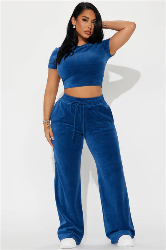 Damen Velours-Hausanzug mit bauchfreiem Shirt und weit geschnittener taillenhoher Jogginghose Shop Nory