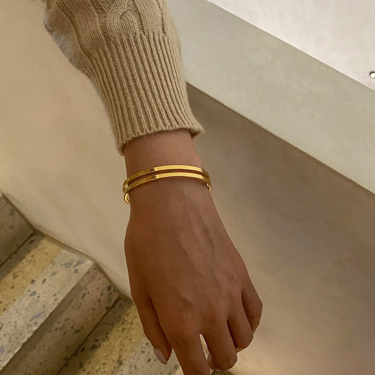 Damen Offenes Armreif aus hypoallergenem Edelstahl mit verstellbarem Design Shop Nory