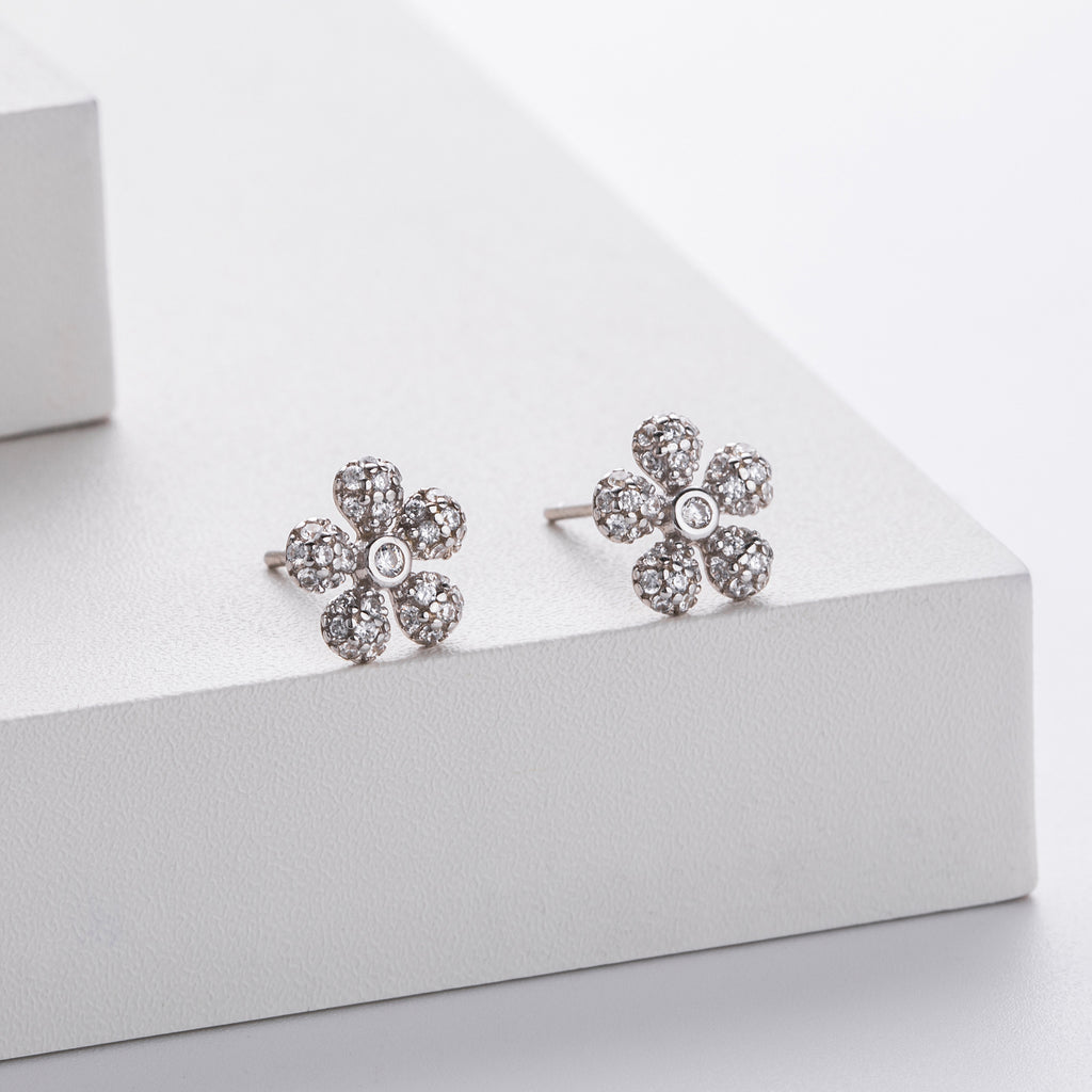 Damen Ohrstecker in Blumenform mit funkelnden Zirkonia Shop Nory