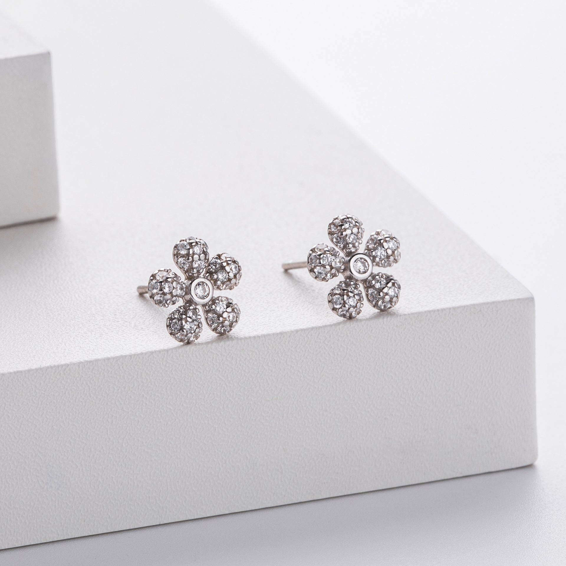 Damen Ohrstecker in Blumenform mit funkelnden Zirkonia Shop Nory