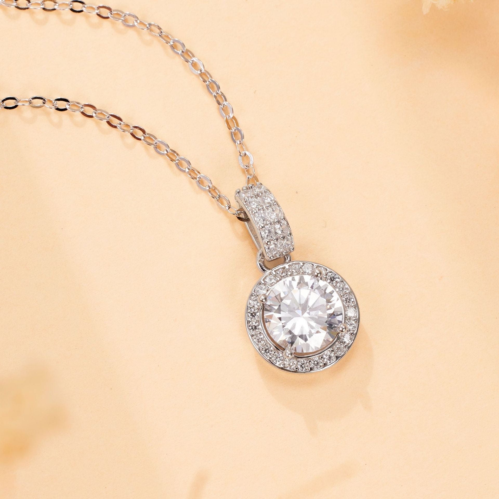 Damen Halskette mit funkelndem Kristallanhänger und elegantem Design Shop Nory