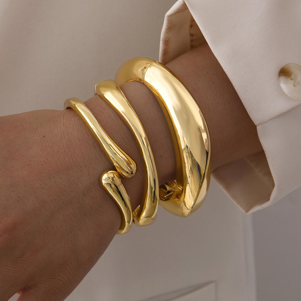 Damen Armband-Set mit elegantem, geschwungenem Design und luxuriösen Akzenten Shop Nory