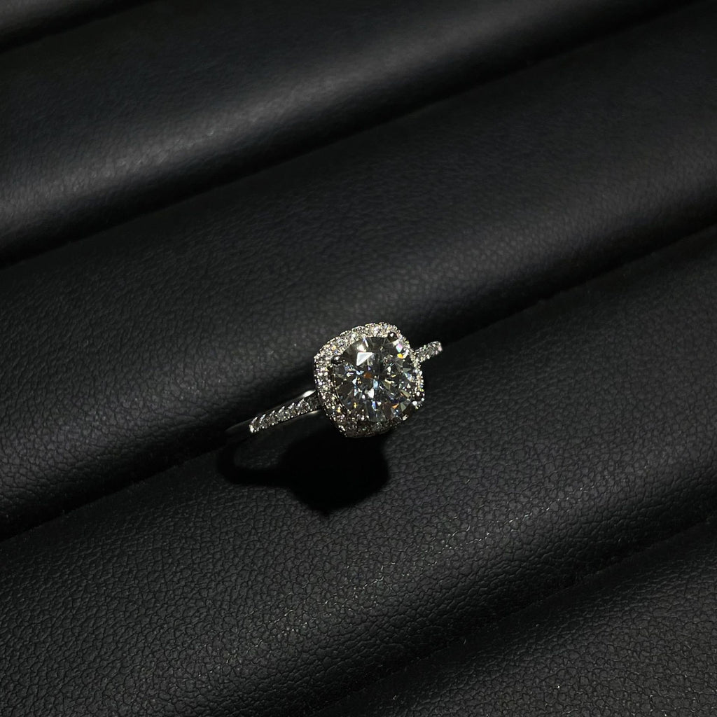 Damen Verlobungsring mit detailliertem Zirkonia-Anhänger und feinem Band Shop Nory