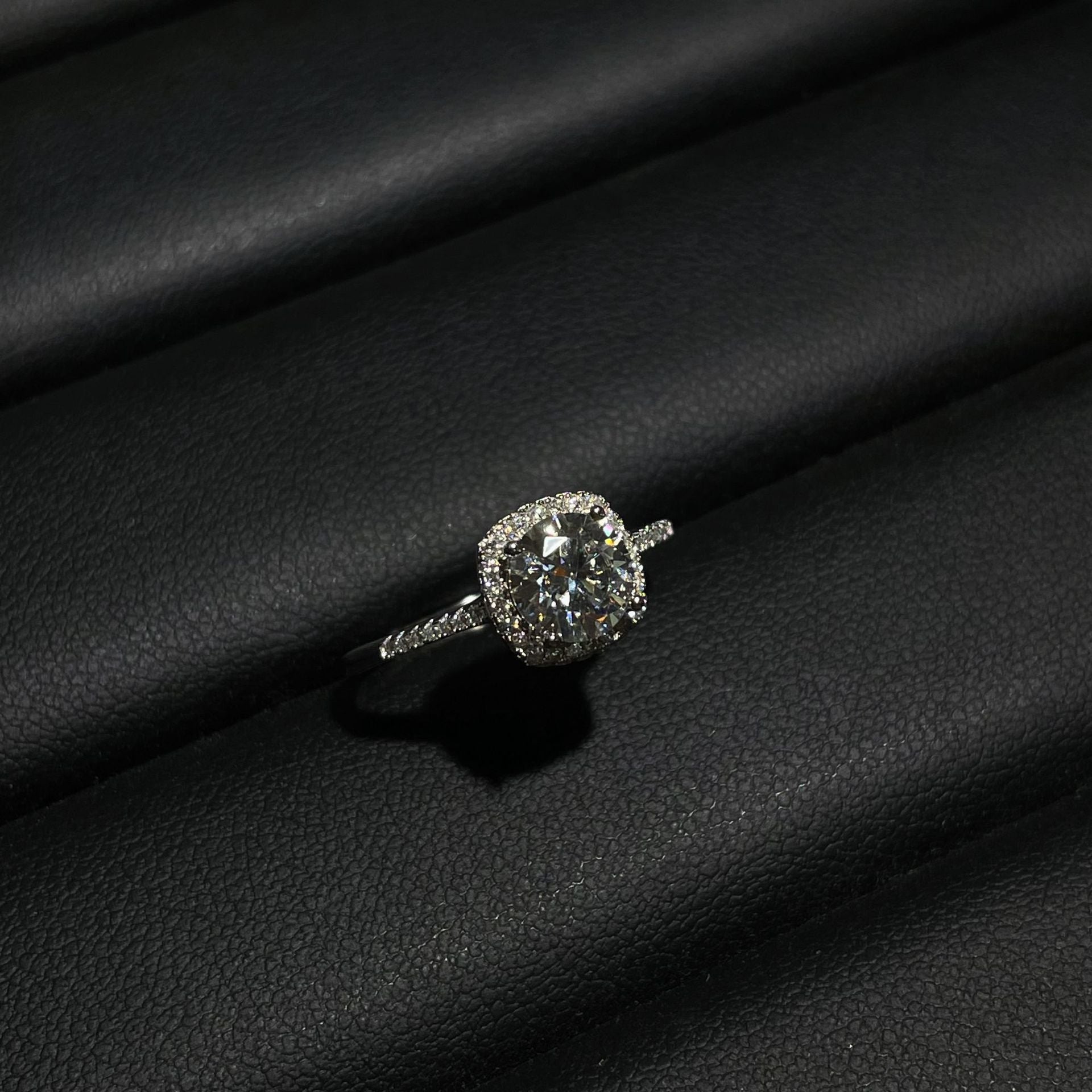 Damen Verlobungsring mit detailliertem Zirkonia-Anhänger und feinem Band Shop Nory