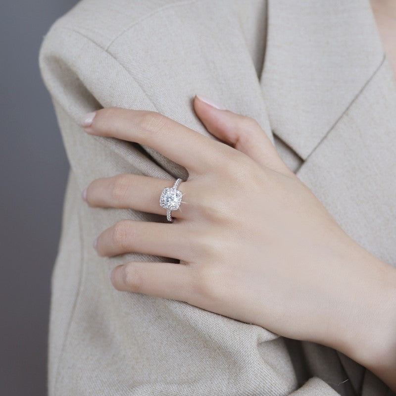 Damen Eleganter Verlobungsring mit strahlendem Zirkonia und kunstvoller Fassung Shop Nory