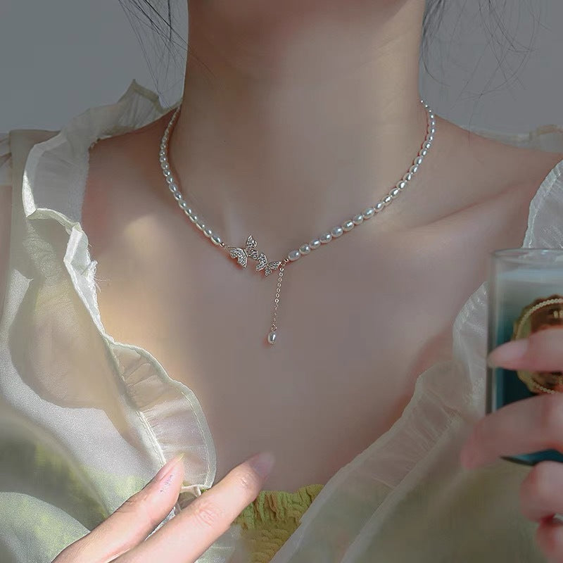 Damen Halskette mit filigranem Schmetterlingsanhänger und eleganten Süßwasserperlen Shop Nory