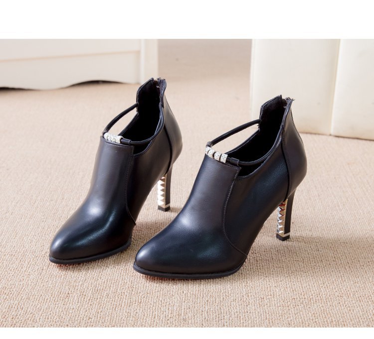 Damen Ankle-Boots mit spitzer Zehenform, funkelndem Strassriemen und skulptiertem Metallabsatz Shop Nory