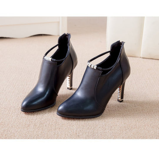 Damen Ankle-Boots mit spitzer Zehenform, funkelndem Strassriemen und skulptiertem Metallabsatz Shop Nory