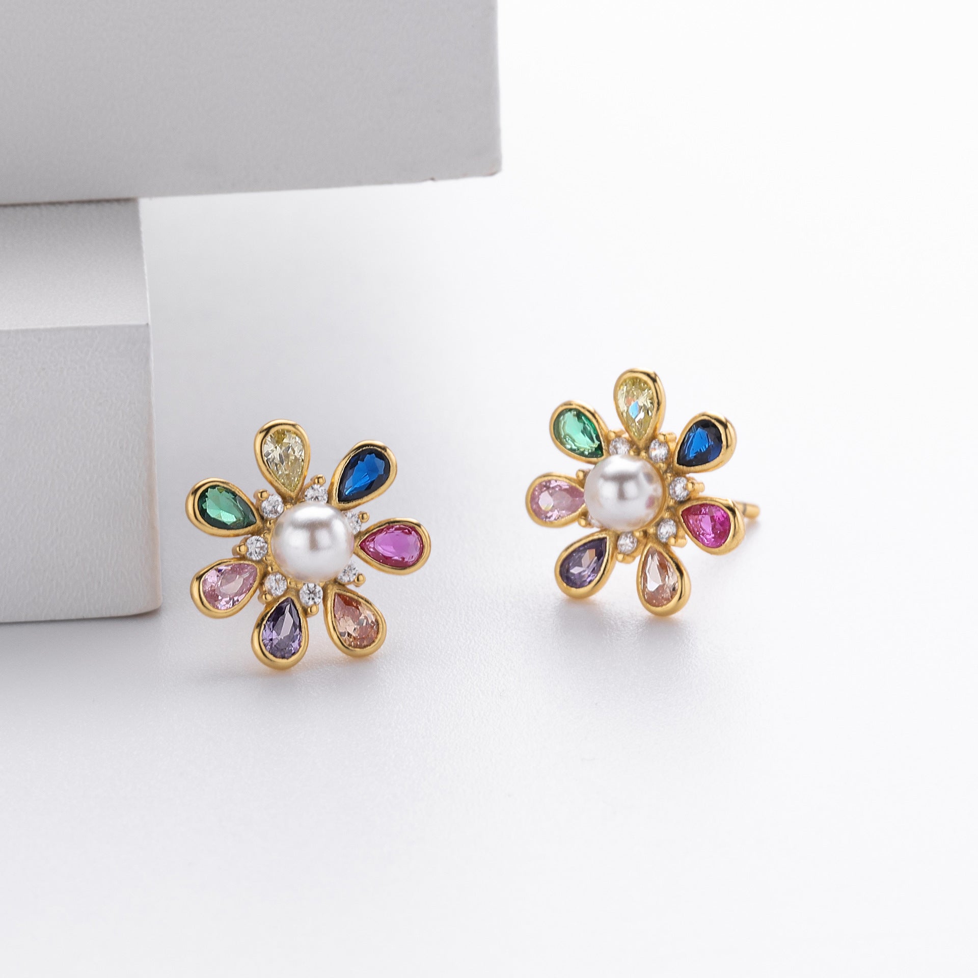 Damen Ohrstecker mit luxuriösem Blumenmotiv aus hochglänzendem 925 Sterling Silber und bunten Zirkonsteinen Shop Nory