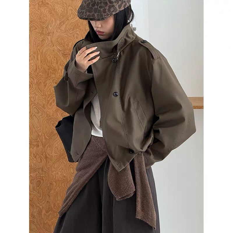 Damen Kurze Blouson‑Trenchjacke mit Stehkragen, doppelreihiger Knopfleiste und Gummizugsaum Shop Nory