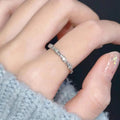 Damen eleganter Wellenring mit funkelnden Zirkonia-Steinen Shop Nory