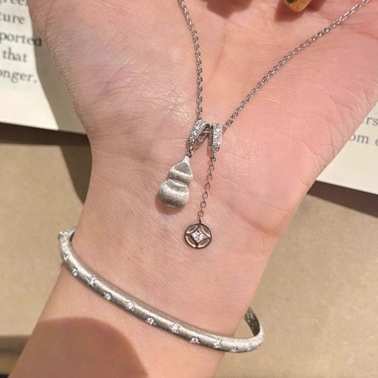 Damen Halskette mit kunstvollem Anhänger und funkelnden Details Shop Nory