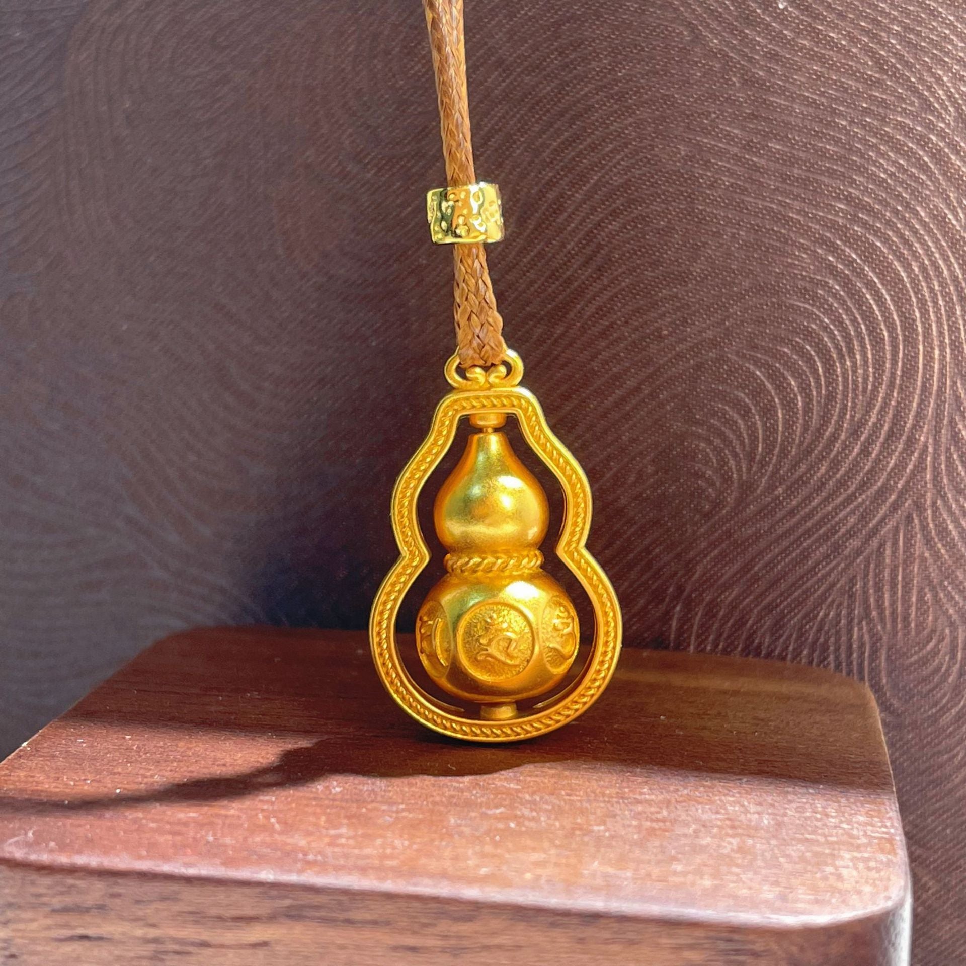 Damen Anhänger-Halskette mit kunstvollem Buddha-Motiv und geflochtenem Lederband Shop Nory