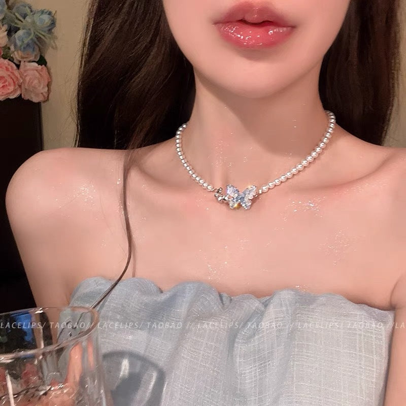 Damen Halskette mit eleganten Perlen und funkelndem Schmetterlingsanhänger Shop Nory