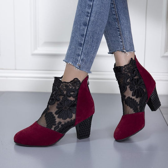 Damen Stiefelette mit transparentem Blumen-Spitzeinsatz und dekorativem Blockabsatz Shop Nory