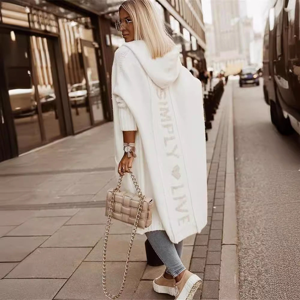 Damen Oversized Strickmantel mit Hoodie und auffälligem Schriftzug