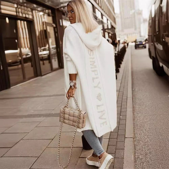 Damen Oversized Strickmantel mit Hoodie und auffälligem Schriftzug
