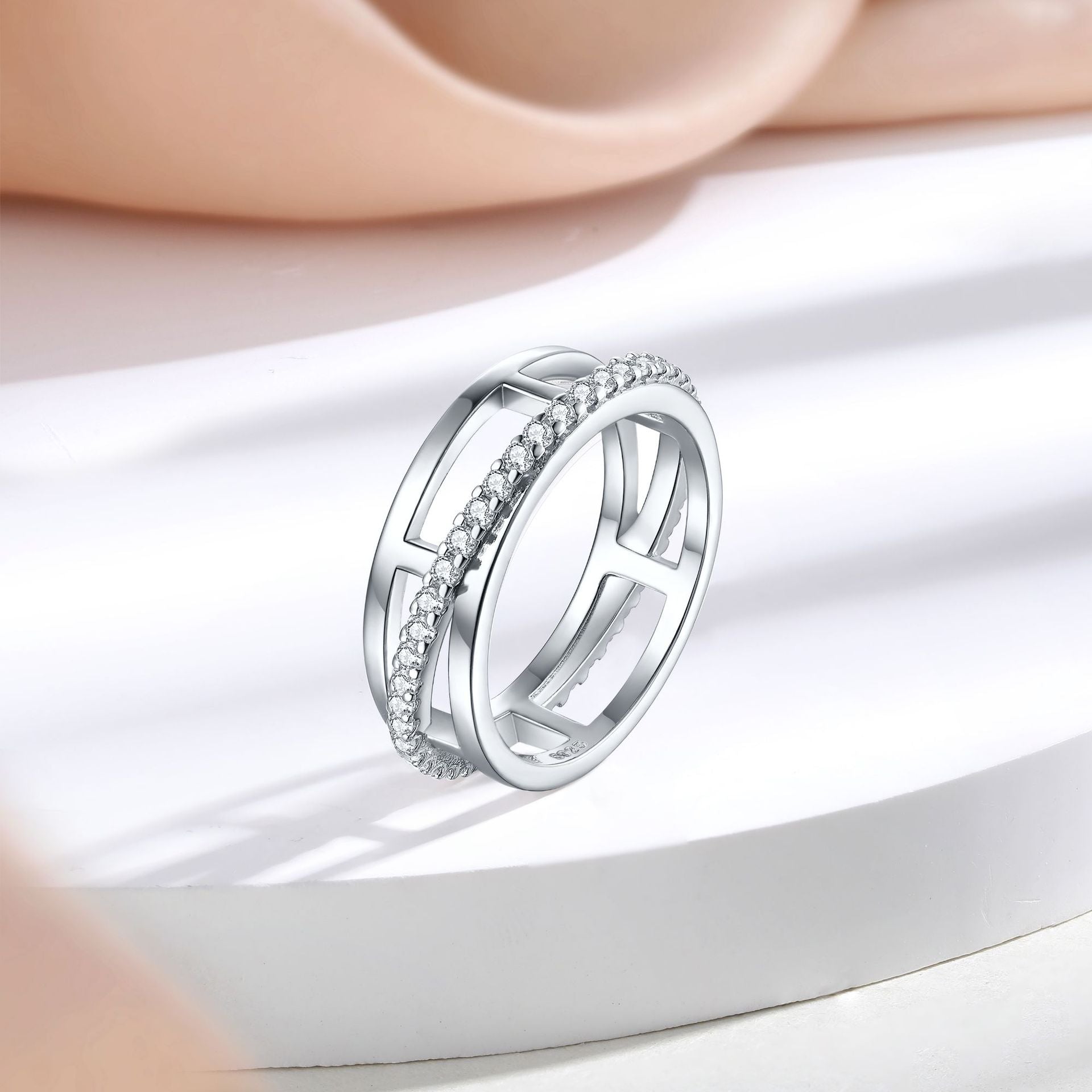 Damenring mit elegantem, geometrischem Design und funkelndem Zirkonia-Besatz Shop Nory