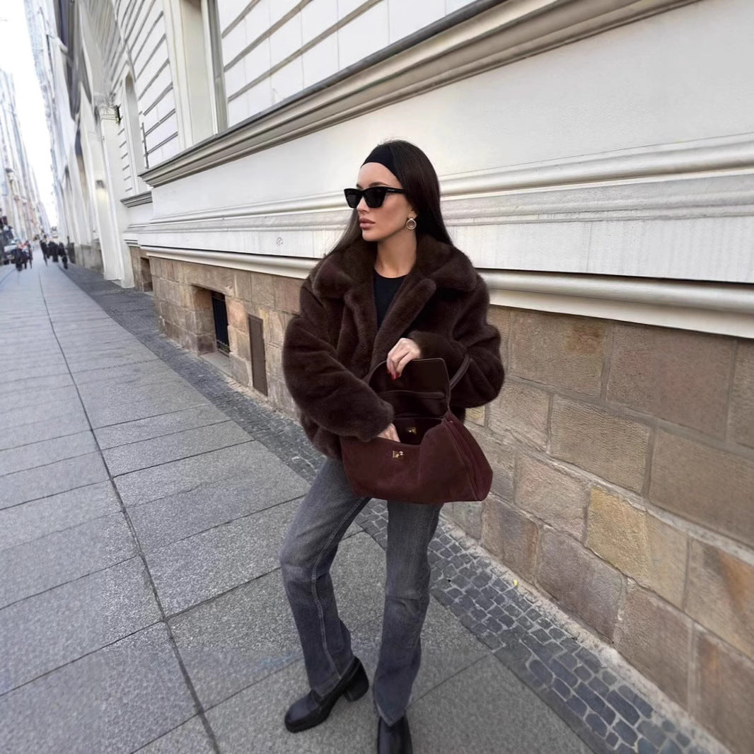 Damen Kurzer boxy Kunstfell‑Blouson mit klassischem Reverskragen und seidiger Fütterung Shop Nory