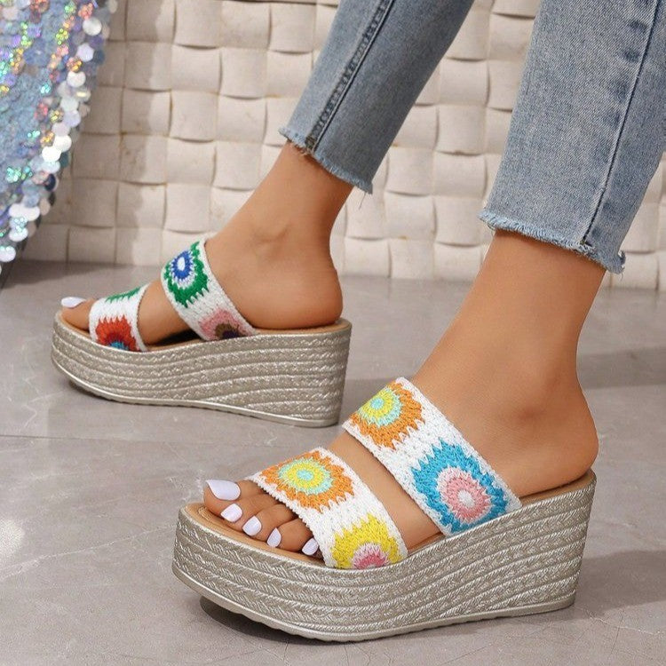 Damen Hochwertige Plateau-Sandalen mit buntem Stickdesign und komfortablem Fußbett