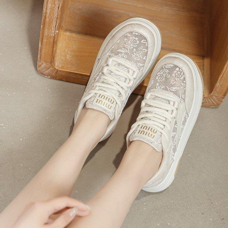 Damen Sneakers mit filigranem Blumenmotiv und gepolsterter Sohle