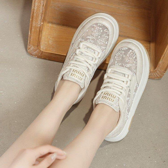 Damen Sneakers mit filigranem Blumenmotiv und gepolsterter Sohle