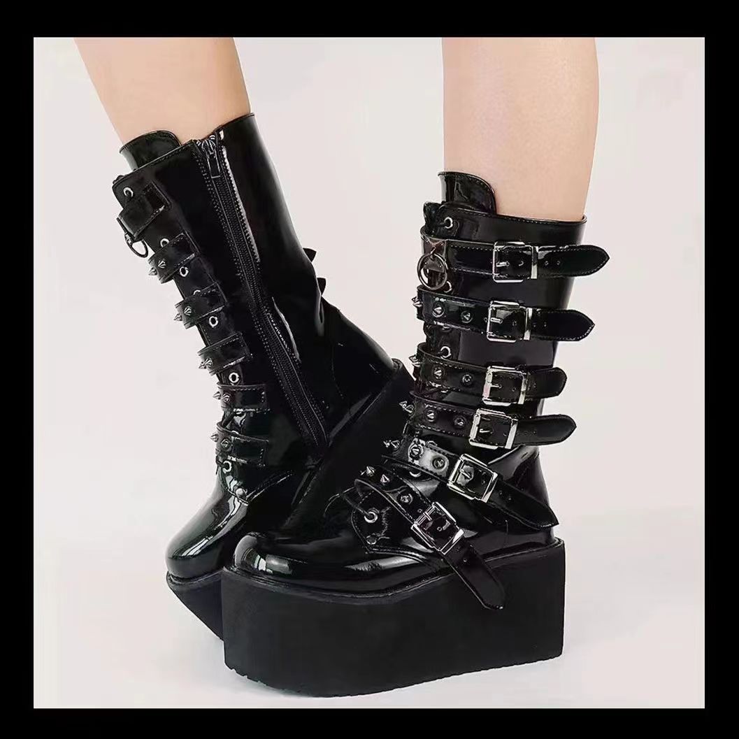Damen nan hochschaftige Lack-Plateau-Stiefel mit mehrfach verstellbaren Schnallen und herzförmigen Nieten Shop Nory
