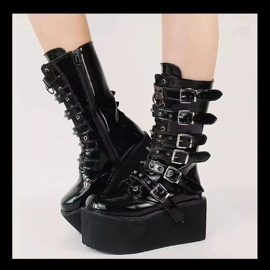 Damen nan hochschaftige Lack-Plateau-Stiefel mit mehrfach verstellbaren Schnallen und herzförmigen Nieten Shop Nory