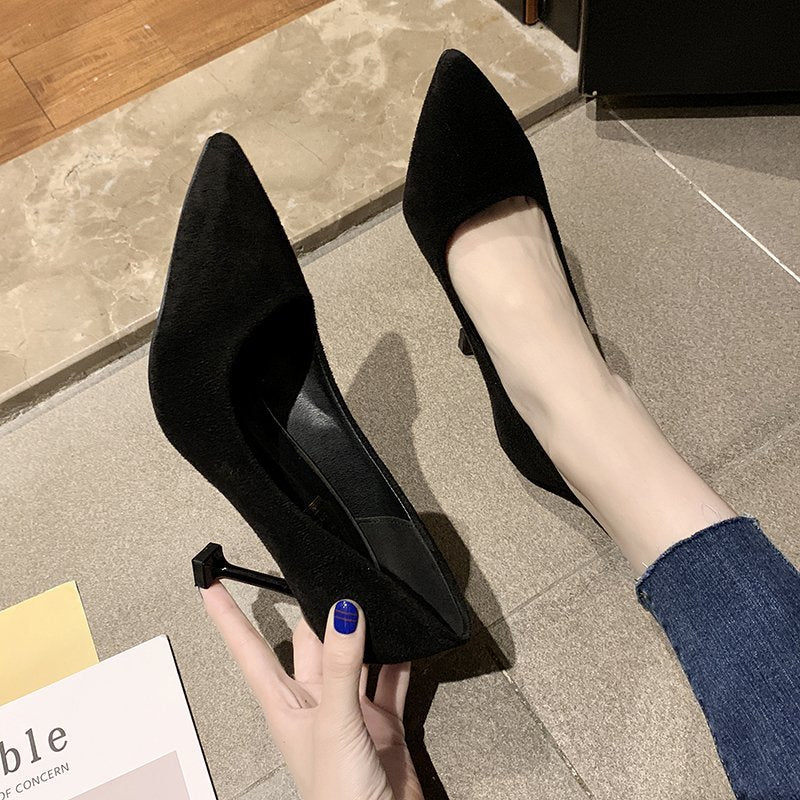 Damen Klassische spitz zulaufende Samtvelours‑Pumps mit skulpturellem Mini‑Absatz Shop Nory