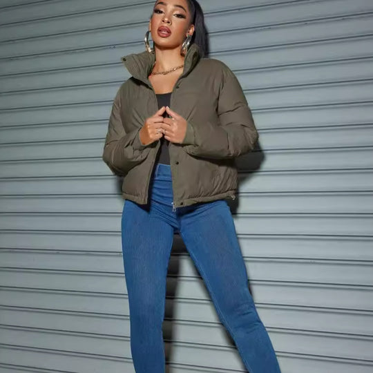 Damen Kurz geschnittene wattierte Steppjacke mit hohem Stehkragen und verdecktem Reißverschluss Shop Nory