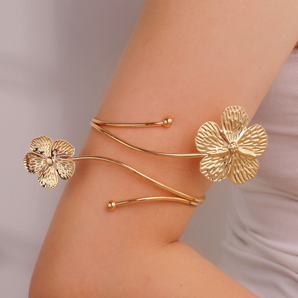Damen Offener Armreif mit floralen Akzenten Shop Nory