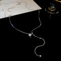 Damen Halskette mit schimmerndem Zirkonia-Anhänger und eleganten Details Shop Nory