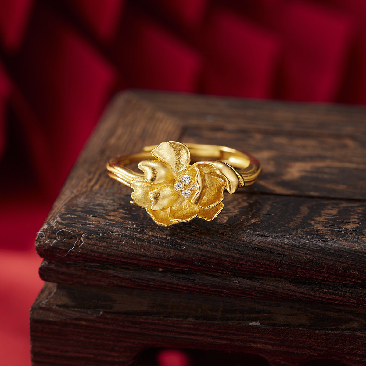 Damen Ring mit kunstvollem Blumenmotiv und funkelnden Zirkonia Shop Nory