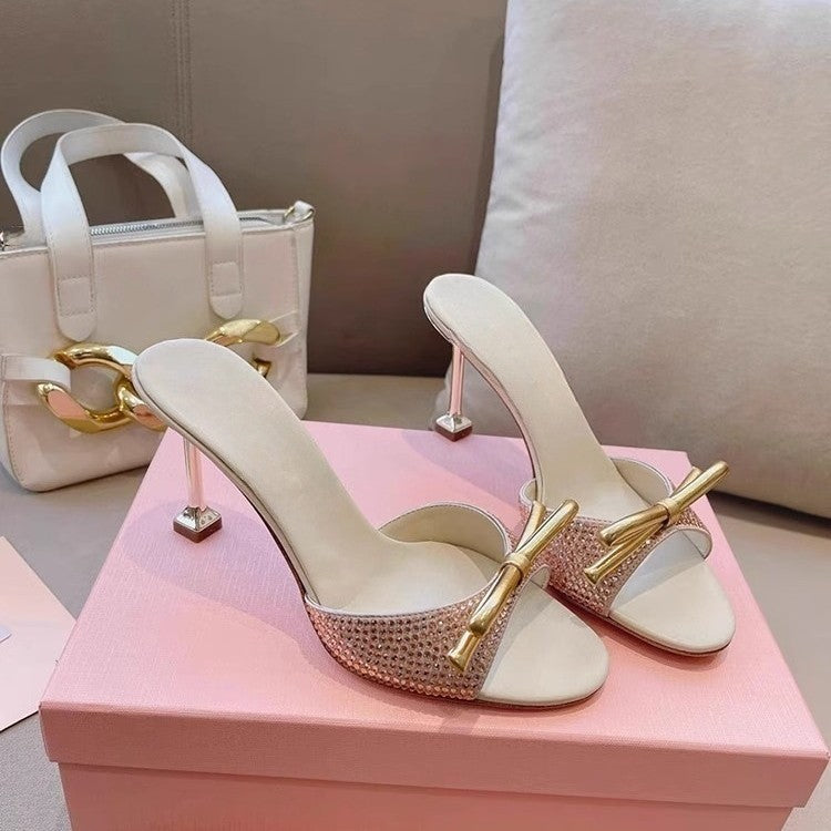 Damen Elegante High-Heel Mules mit funkelndem Kristallbesatz und goldener Zierschleife Shop Nory