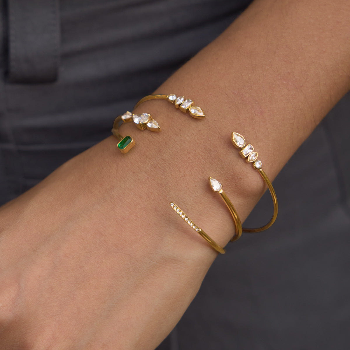 Damen Offenes Armband mit funkelnden Kristallen und hypoallergener Edelstahlverarbeitung Shop Nory