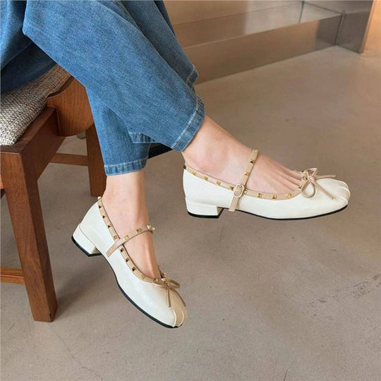Damen Ballerina mit quadratischer Zehenbox, Nietenbesetztem Rand und verstellbarem Mary‑Jane Riemchen Shop Nory