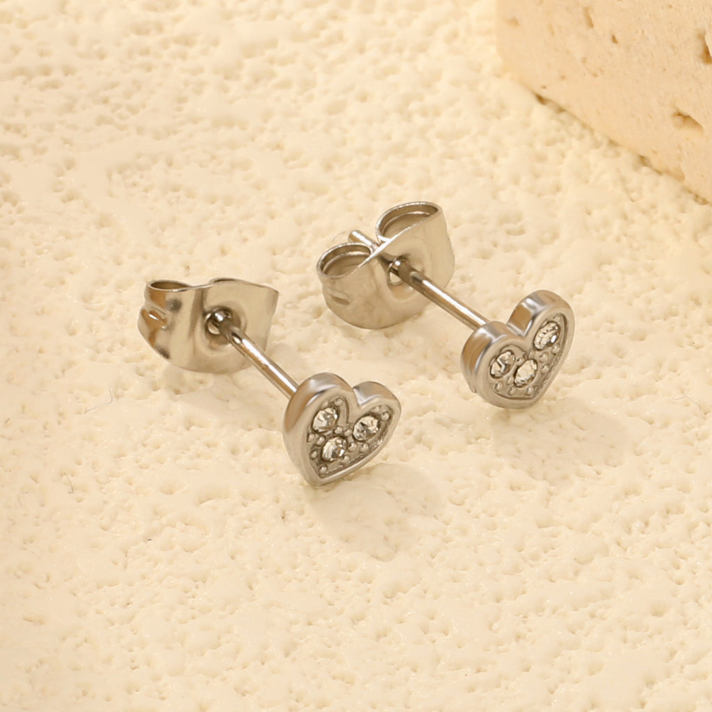 Damen Ohrstecker im modernen Herzdesign mit funkelnden Zirkonia Shop Nory