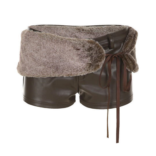 Damen Kunstleder-Shorts mit dekorativen Knopfdetails