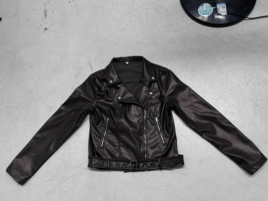 Damen nan taillierte Bikerjacke aus Kunstleder mit asymmetrischem Reißverschluss, metallischen Details und Taillengürtel Shop Nory