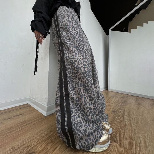 Damen weite Leoparden-Trackpants mit elastischem Bund und seitlichen Kontraststreifen Shop Nory