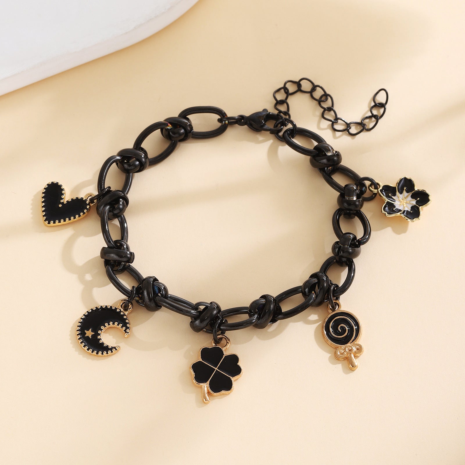 Damen Charm-Armband mit einzigartigen Anhängern Shop Nory