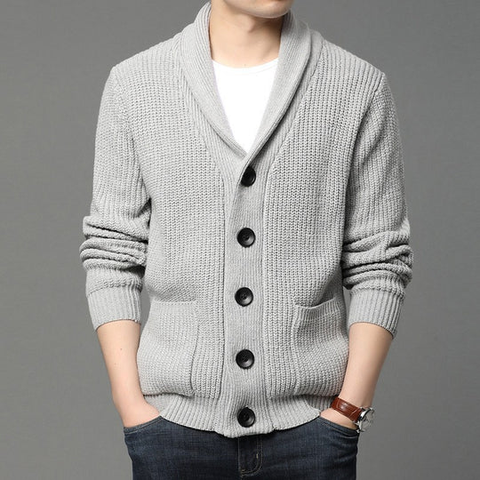 Herren Grobstrick-Cardigan mit Schalkragen, aufgesetzten Taschen und Knopfleiste Shop Nory